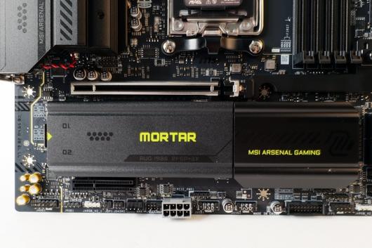 히트싱크 옆의 M.2 실드 프로저를 열면 SSD 슬롯이 있다.