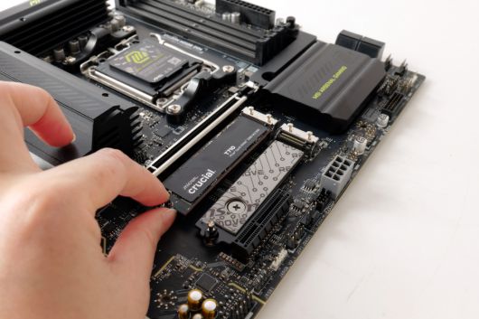 측면에 고정 나사가 있어, 따로 나사로 SSD를 고정하지 않아도 된다.