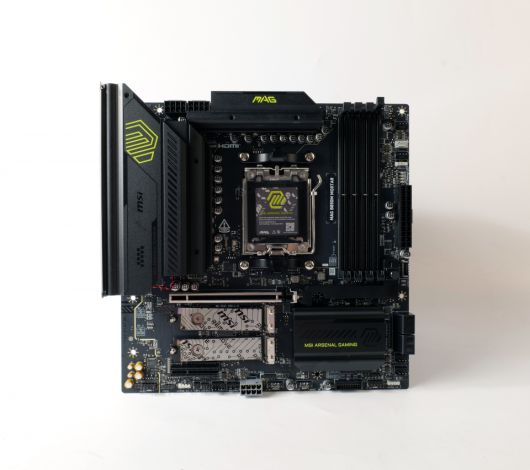 폼 팩터의 규격은 M-ATX로 케이스 어디든 장착하기 좋다.