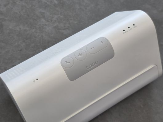 본체 상단에는 마이크와 LED 인디케이터, 그리고 다양한 물리 버튼이 있어 직관적인 제어가 가능하다.