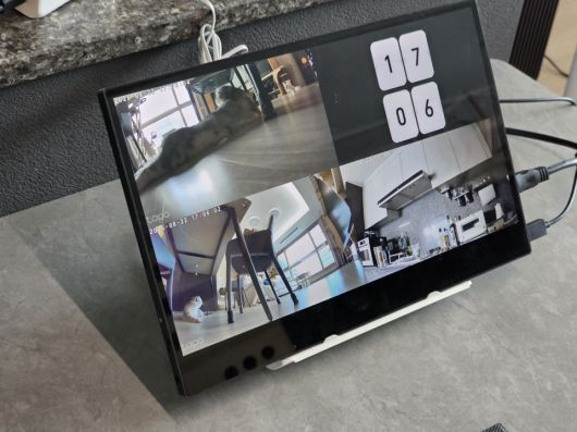 타포 H500에 휴대용 모니터를 연결하면 본격적인 NVR로 활용할 수 있다.