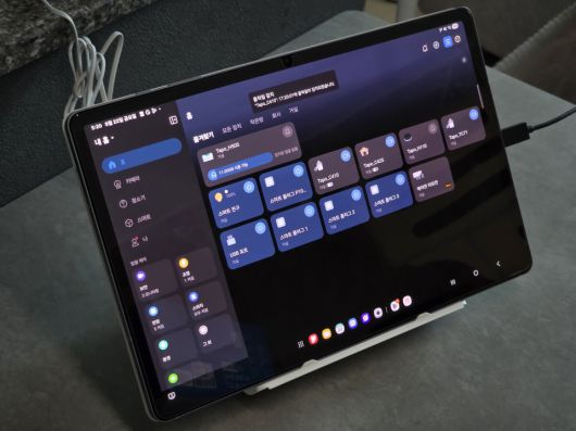 태블릿 PC를 타포 H500에 거치하면 멋진 스마트 홈 베이스로 활용할 수 있다.