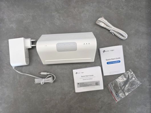 본체, 전원 어댑터, RJ45 케이블, 나사 4개, 매뉴얼이 동봉된다.