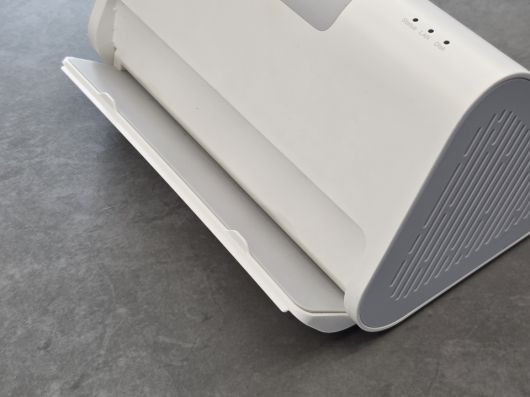 태블릿 PC나 휴대용 모니터를 거치하기 위한 스탠드가 내장된 점도 눈길을 끈다.