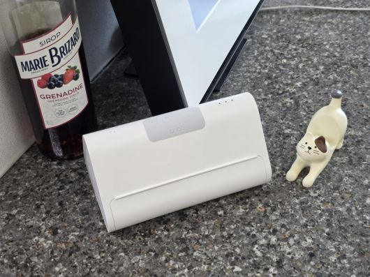 본체는 삼각기둥 형태로 제작됐으며, 화이트 컬러와 그레이 컬러의 심플한 조화가 돋보인다.