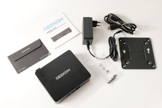 본체와 전원 어댑터, VESA 마운트, HDMI 케이블, 매뉴얼이 동봉된다.