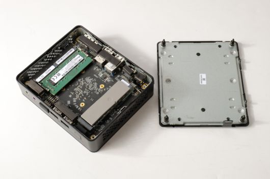 DDR4-3200MHz SODIMMs 8GB가 사전 장착된 상태로 출고되고 원한다면, 16GB 램을 구매해 교체할 수 있다.