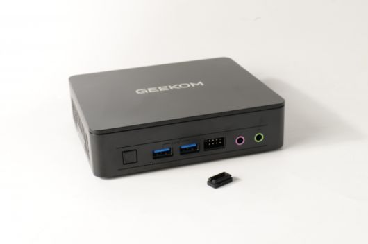 전면에는 USB 3.2 Gen 2 Type-A 2개와 3.5mm 헤드폰과 마이크 단자가 위치해 주변기기 연결이 손쉽다.