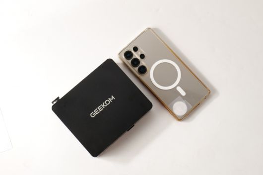 미니 에어 12 라이트는 미니 PC 중에서도 작은 편이다.