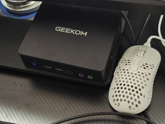 사무실에 두고 직접 사용해보니 사전 설치된 윈도우 11 프로 덕분에 쾌적한 세팅이 가능했다.