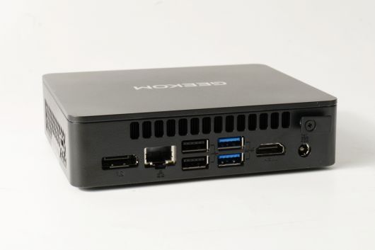 본체 뒷면에는 총 DP, HDMI, RJ45 외에 총 4개의 USB Type-A 단자와 DC-in 단자가 위치한다.