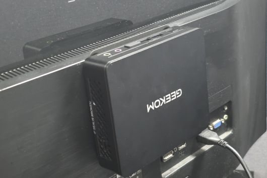 모니터 후면 VESA 마운트에 장착해서 일체형 PC 같은 느낌으로 더욱 깔끔하게 설치하는 것도 가능하다.