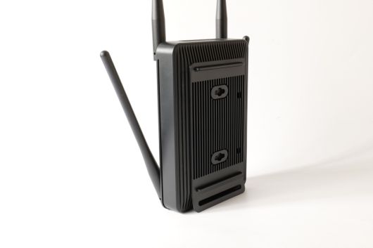 별도 조립 없이 스탠드형으로 간편히 사용할 수 있어 유연한 설치가 가능해졌다.