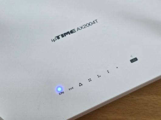 공유기 상단에는 현재 작동 상황을 알 수 있도록 LED 인디케이터가 위치한다.