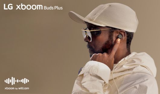 세계적인 뮤지션 윌아이엠(will.i.am)의 전문적인 사운드 튜닝이 적용된 엑스붐 버즈 플러스를 착용한 모습. (이미지 출처: LG전자 뉴스룸 제공)