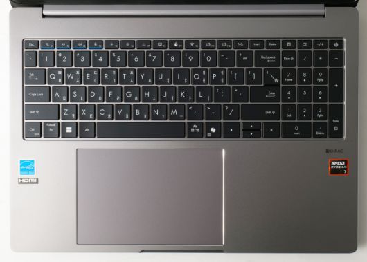 넘버패드를 포함한 풀키 레이아웃 키보드를 탑재해 생산성이 뛰어나다.