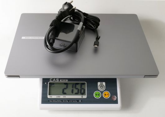 실제로 측정한 무게는 1,782g이다. 어댑터를 포함하면 2,156g이다. 2kg가 약간 넘는 무게로, 휴대하기에 부담스럽지 않다.