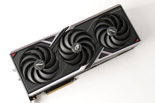 RTX 5080 불칸은 역동적인 선 표현이 인상적인 제품이다.