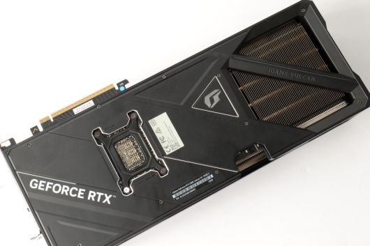 그래픽카드 후면에는 메탈 백플레이트가 사용됐다.