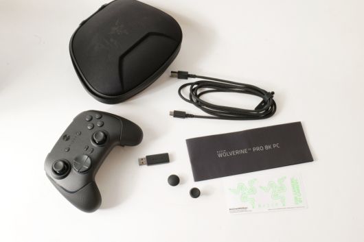 게임패드 본체, 휴대용 케이스, USB Type-C to A 케이블(2m), 교체용 썸스틱 2종, 하이퍼스피드 2.4GHz 무선 동글, 매뉴얼, 그리고 스티커가 동봉된다.