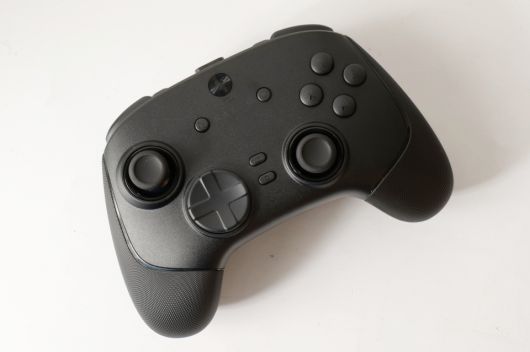 PC 게임에서 가장 많이 사용되는 엑스박스 스타일의 게임패드 레이아웃이 채택됐다.