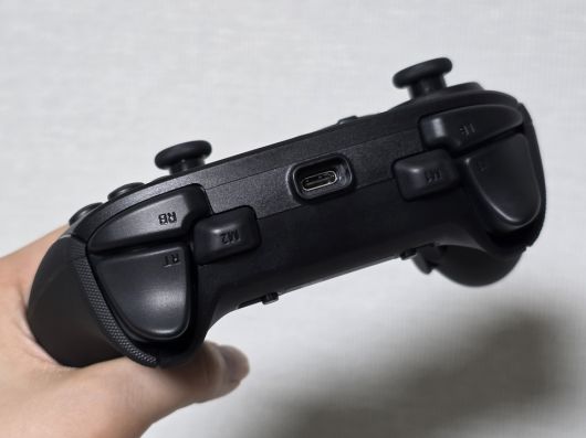 USB Type-C 케이블을 연결하여 유선으로 플레이할 수 있고 M1과 M2 버튼이 추가로 위치해 원하는 버튼을 추가로 할당하는 것도 가능하다.