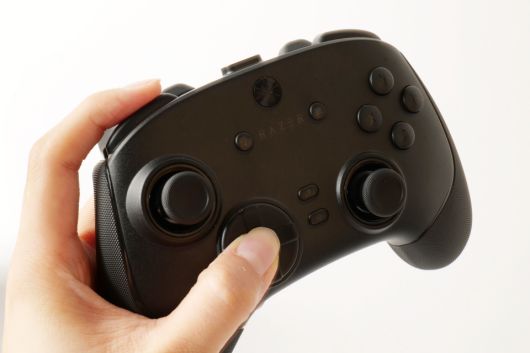 게임패드의 촉감 역시 e스포츠용 제품답게 공을 들였다. 손과 밀착감이 높아 장시간 플레이해도 손에서 미끄러지는 일이 없었다.