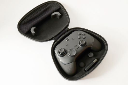 휴대용 케이스에는 제품의 구성품 대부분을 보관할 수 있다.