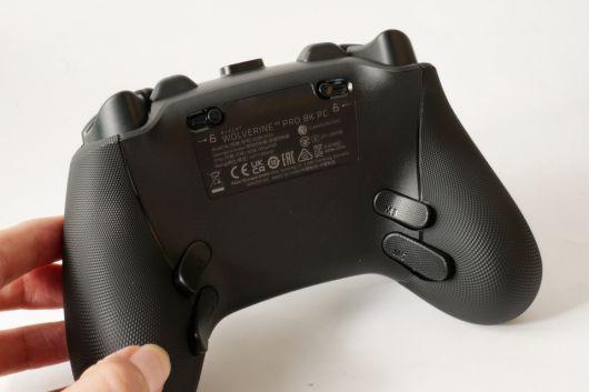 패드 후면에는 M3~M6까지 4개의 백버튼이 있다.