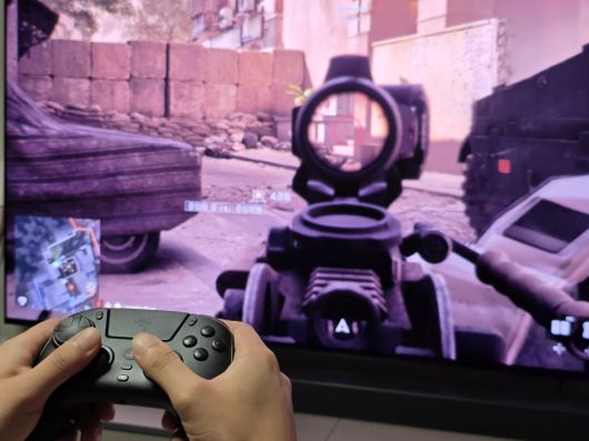 ‘배틀필드 6’에서는 정밀한 사격이 필요한 경우를 위한 ‘클러치 감도 조절’이 유용했으며, 아날로그 스틱 클릭 버튼(달리기 및 근접 공격)을 버튼으로 손쉽게 입력하는 방식으로 활용했다.