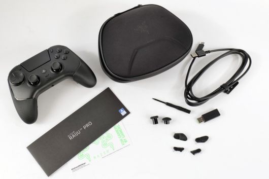 게임패드 본체, 전용 케이스, 매뉴얼, 레이저 스티커, 썸스틱 2종, 백 버튼용 커버 4개, 하이퍼스피드 2.4GHz 동글, 드라이버, USB Type-C to A 케이블이 제공된다.