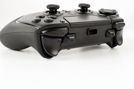 USB Type-C 케이블을 연결하면 게임패드를 충전하거나 유선으로 플레이할 수 있다.