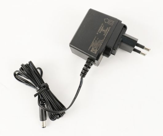 12V/1.5A 전원 어댑터를 사용한다.