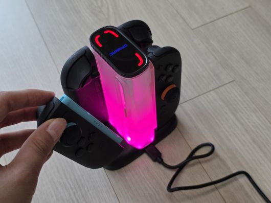 조이콘 2가 제대로 접촉되지 않거나 분리된 상황에서는 LED가 꺼진다.