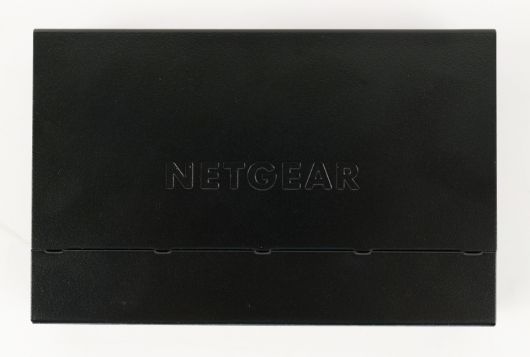 상판에는 넷기어 로고가 새겨져 있다.