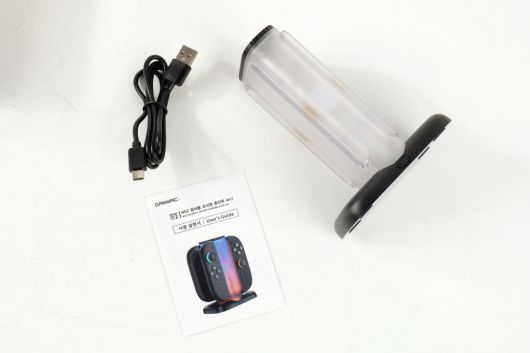 컬러풀 충전독에는 충전독 본체, 매뉴얼 USB Type-C to A 케이블이 제공된다.