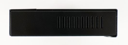 측면에는 내부 열을 배출하기 위한 구멍이 있다.