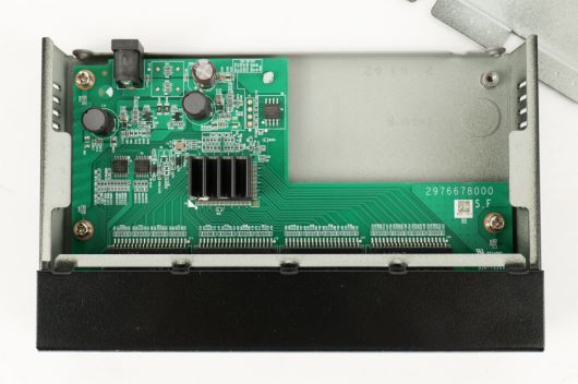 팬리스 설계로 조용한 환경에서도 사용하기에 적합하다.