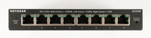 전면에는 전원 LED, 8개의 포트와 LED, 리셋 버튼이 있다. 어느 쪽에 LED가 들어오느냐에 따라 현재 연결된 네트워크 속도를 알 수 있다.