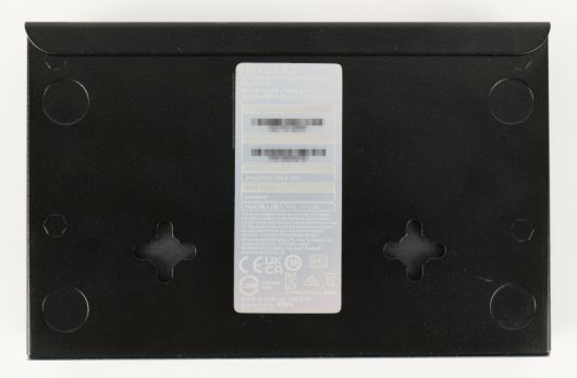 하판에는 벽에 걸 수 있는 홈이 있다.