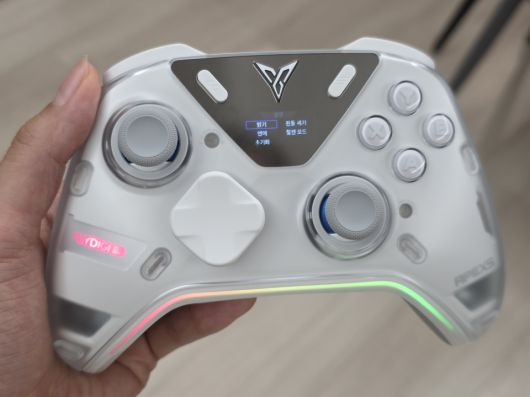 게임패드 하단에 아름다운 RGB LED 라인이 탑재됐으며, 중앙에는 한글이 출력되는 디스플레이가 위치한다.