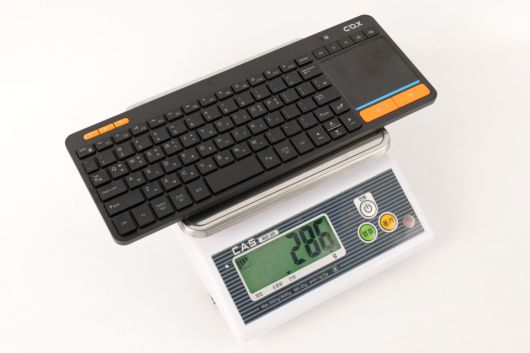 무게는 실측 기준 286g에 불과하다. 케이스를 장착한 스마트폰보다 약간 더 무거운 수준에 불과하다.