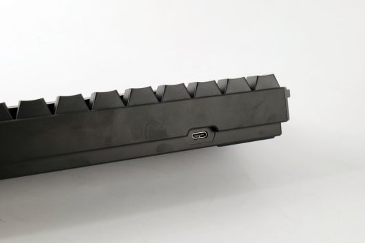 USB Type-C 단자를 갖췄고 유선 연결로 사용할 경우 최대 8000Hz의 높은 폴링레이트로 게임을 즐길 수 있다.