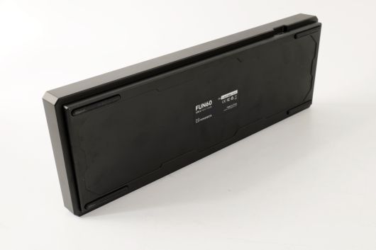 키보드 하단을 확인해보니 CNC 알루미늄으로 정밀하게 가공했으며, 바닥에 나사 하나 없는 유니바디 구성임을 알 수 있었다.