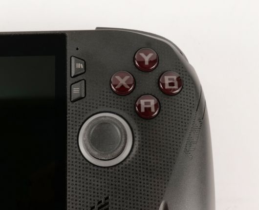 손잡이 부분이 추가됐다. 왼쪽에는 아날로그 스틱, 디지털 패드, Xbox 버튼, 명령 센터 버튼, 보기 버튼이 있다. Xbox 버튼이 눈에 띈다. 오른쪽에는 라이브러리 버튼과 메뉴 버튼 ABXY 버튼, 아날로그 스틱이 있다.