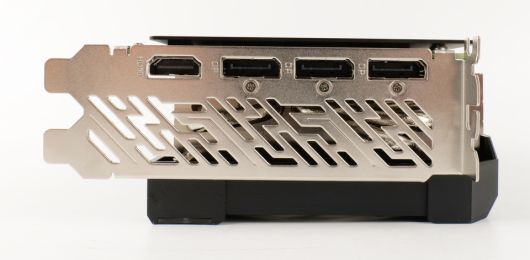 DP 2.1a x3, HDMI 2.1b x1 단자를 제공한다.