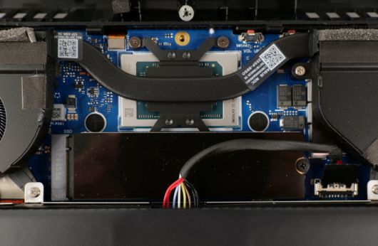 새로운 프로세서인 AMD 라이젠 AI Z2 Extreme이 탑재됐다. 발열을 빠르게 없애기 위해 큰 히트파이프와 듀얼 쿨링팬이 적용됐다. 아래에는 M.2 2080 SSD 슬롯이 있다.