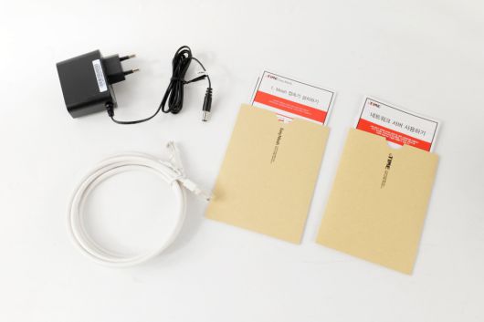 공유기 본체 외에 전원 어댑터, RJ45 케이블, 이지메시 및 제품 매뉴얼이 제공된다.