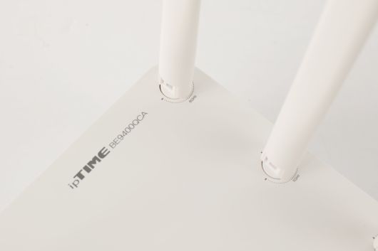 2.4GHz, 5GHz, 6GHz를 담당할 안테나가 각각 2개씩 총 6개로 구성된다.