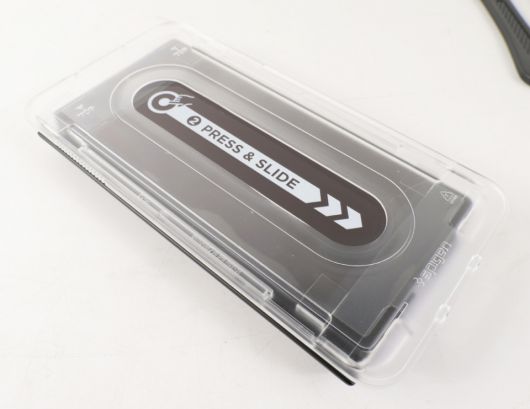 부착 과정은 매우 쉽다. 그냥 가이드에 맞춰 올려놓고 당기고 누르고 밀면 끝이다.